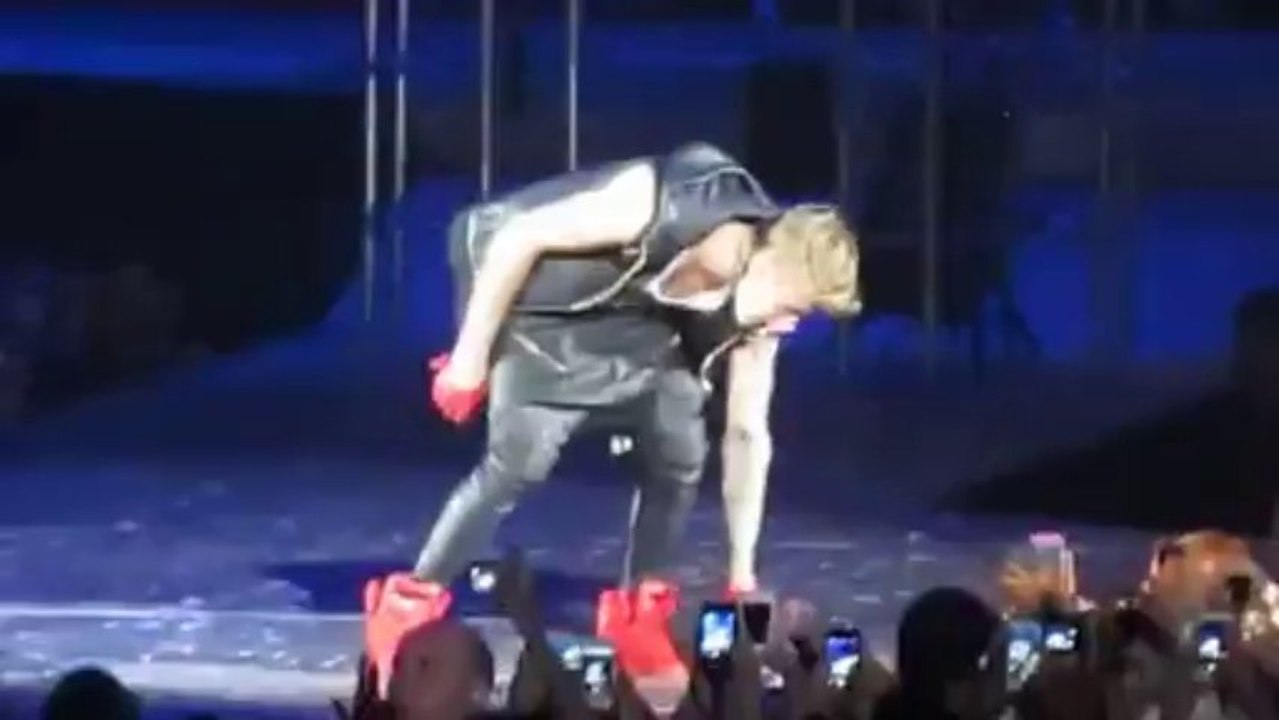 Justin Bieber Telefonu İç Çamaşarına Koydu