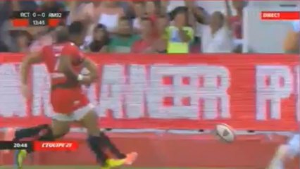 La magnifique passe à l'arbitre de touche de Bryan Habana