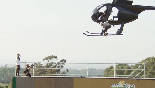 Sauter en Skate d'un Hélicoptère !! Bob Burnquists dans son skatepark géant perso... Au fond du jardin !!