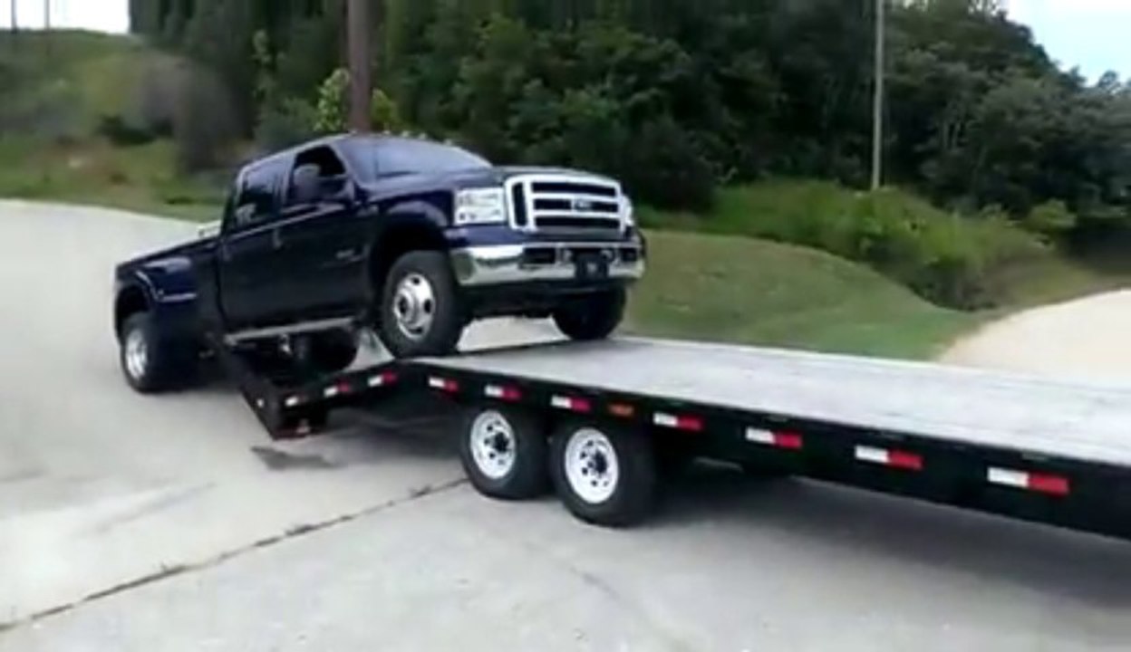 Fail pendant le Chargement d'un pick up. Le chauffeur oublie de mettre les freins!