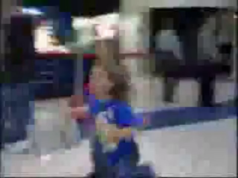 Maskottchen erschreckt Passanten