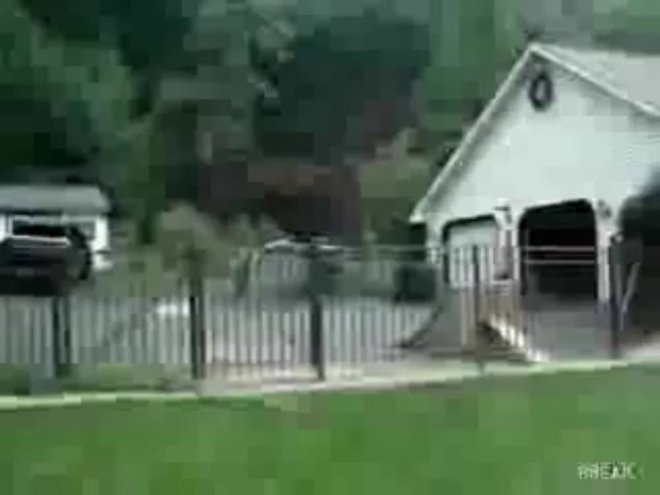 Mit dem Fahrrad übern Pool springen