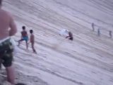 Plusieurs backflips sur une dune de sable