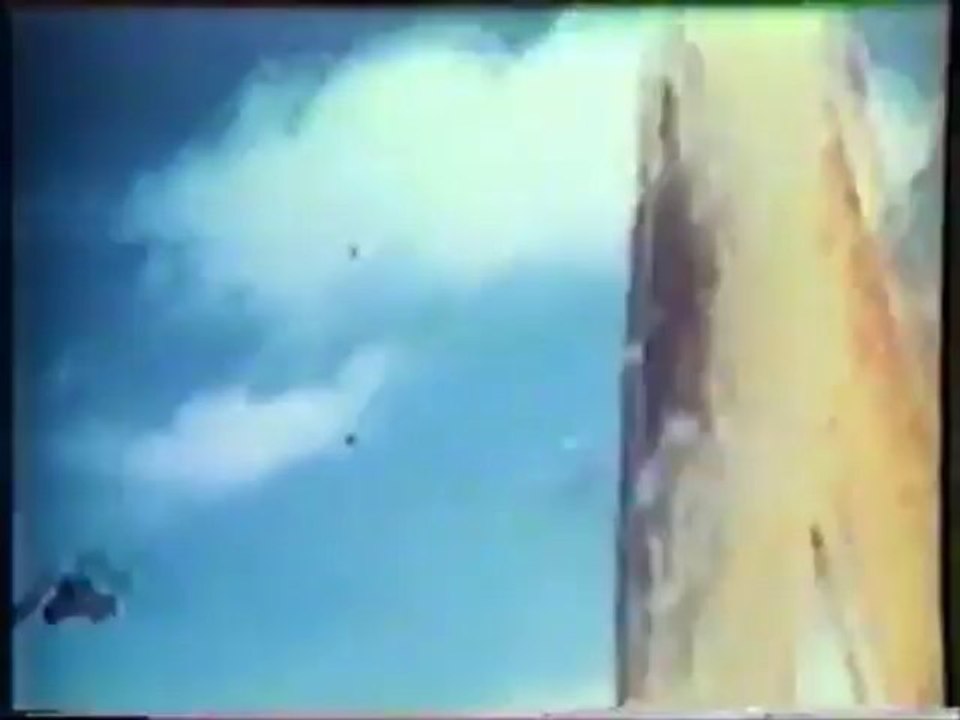 米軍艦に突っ込む特攻機