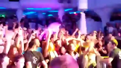 Μπασίστας βάζει την ρωσική σημαία στο παντελόνι του