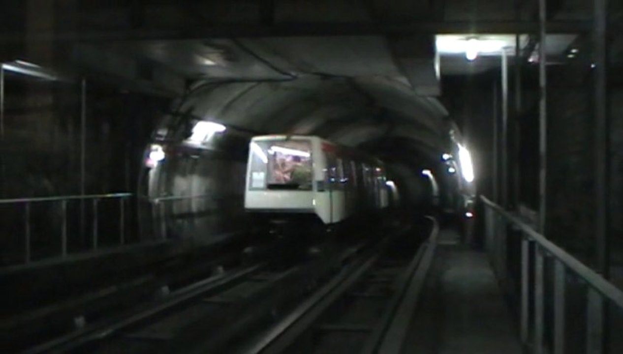 VAL206 : Arrivée à la station Marengo SNCF sur la ligne A du métro de Toulouse