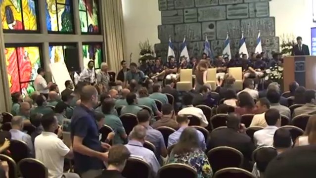 Peres pide al Barça que enseñe a palestinos e israelíes a marcar el gol de la paz