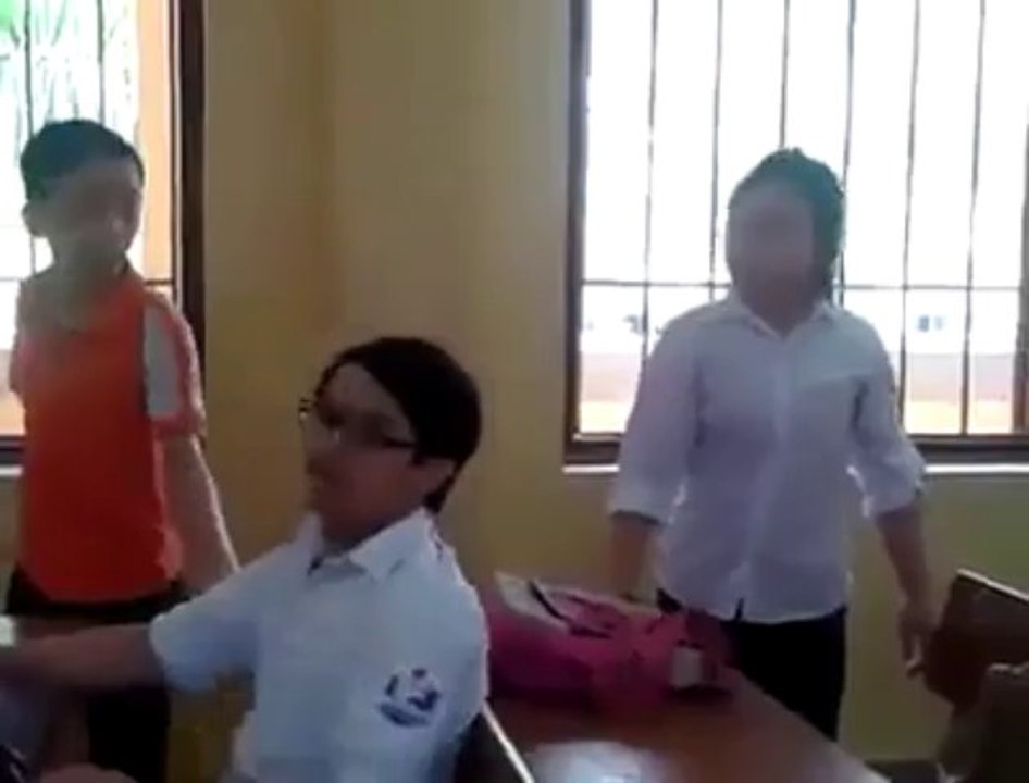 Clip nữ sinh bị bạn đánh dã man trong lớp học