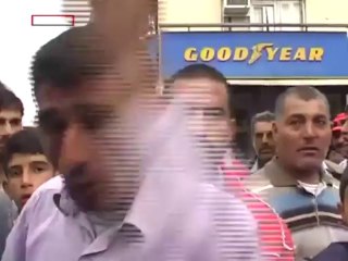 Patlamanın hemen ardından halk hükümeti protesto etti