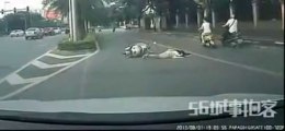 Un type fait chuter une demoiselle en scooter!