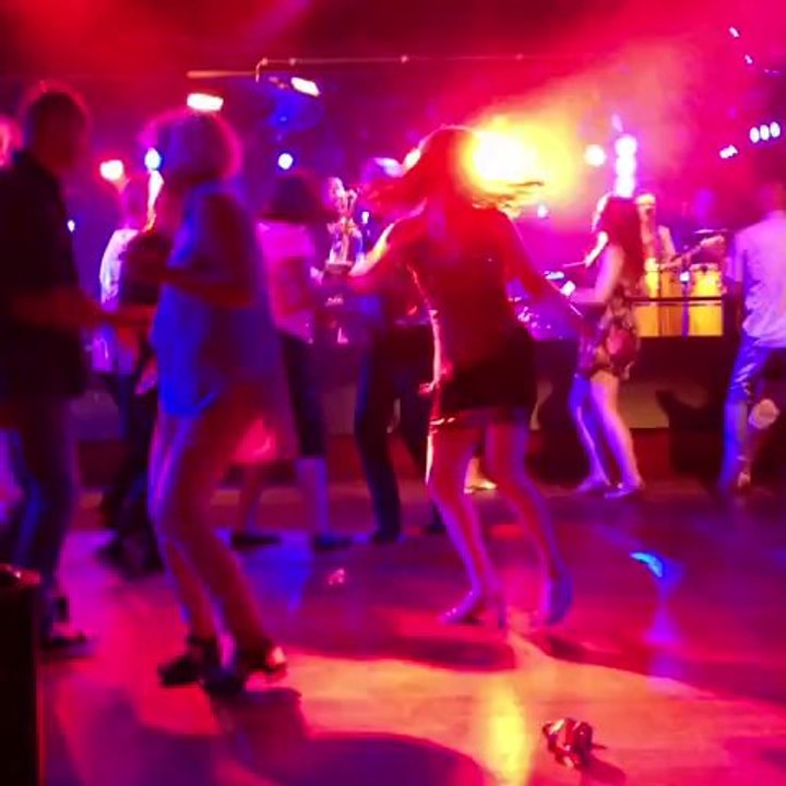 Jippi vad roligt att svänga med benen när jag dansar