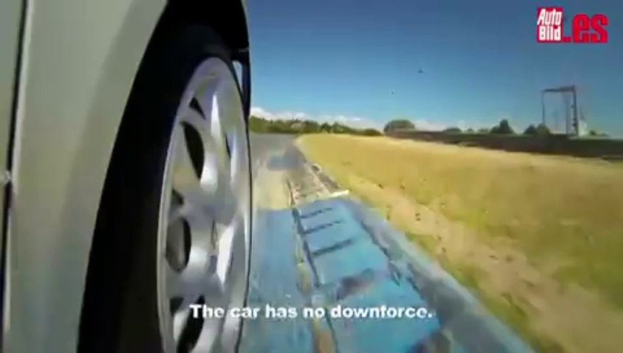 Marc Gené con un  Alfa Romeo 4C en el circuito del Jarama