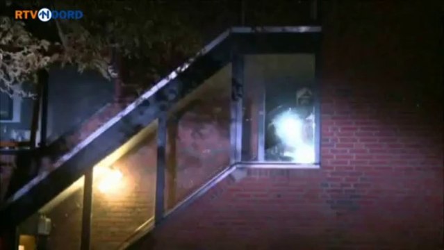 Man overleden bij woningbrand, zoontje gered door brandweer (update) - RTV Noord