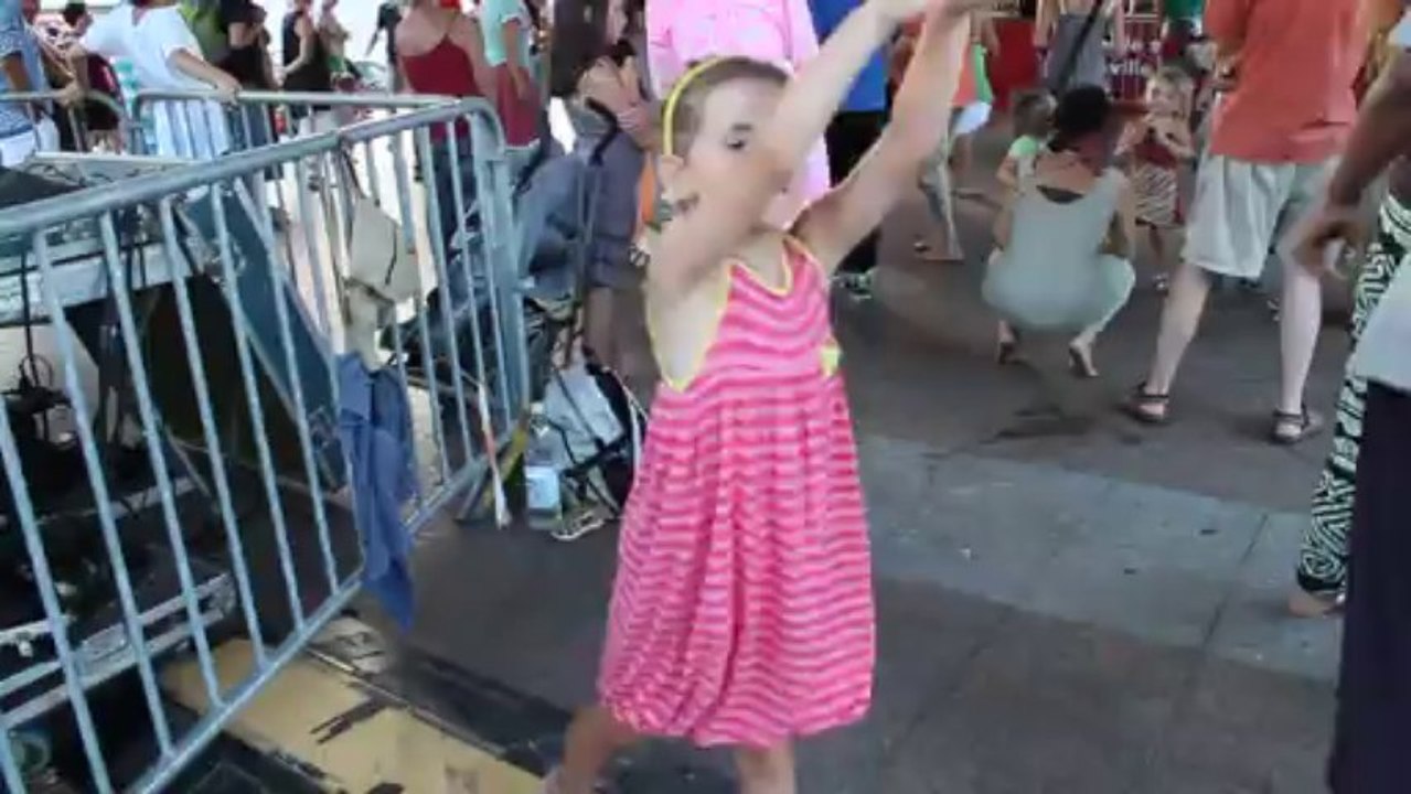 Bertille danse sur un rythme Africain!