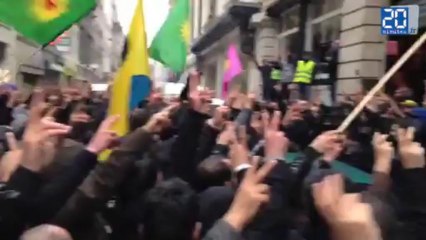 Les manifestants devant l'académie d'art et de culture du Kurdistan