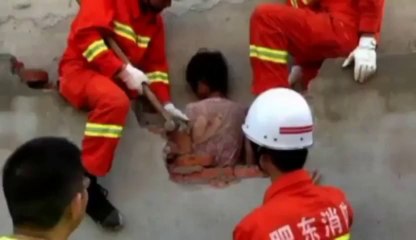 Une femme coincée entre deux murs
