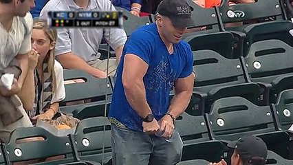 Mr Muscle n'arrive pas à ouvrir une bouteille d'eau