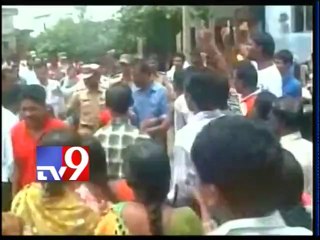 Flood victims pelt stones at Maharashtra minister's car