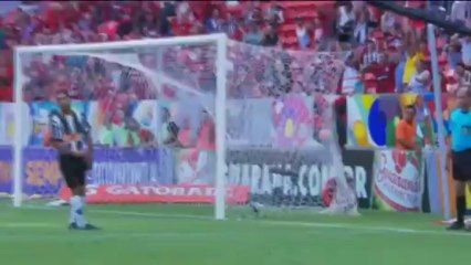 Porta sguarnita, Nixon va in gol... la palla no