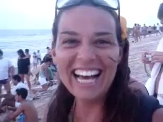 Plusieurs backflips sur une dune de sable