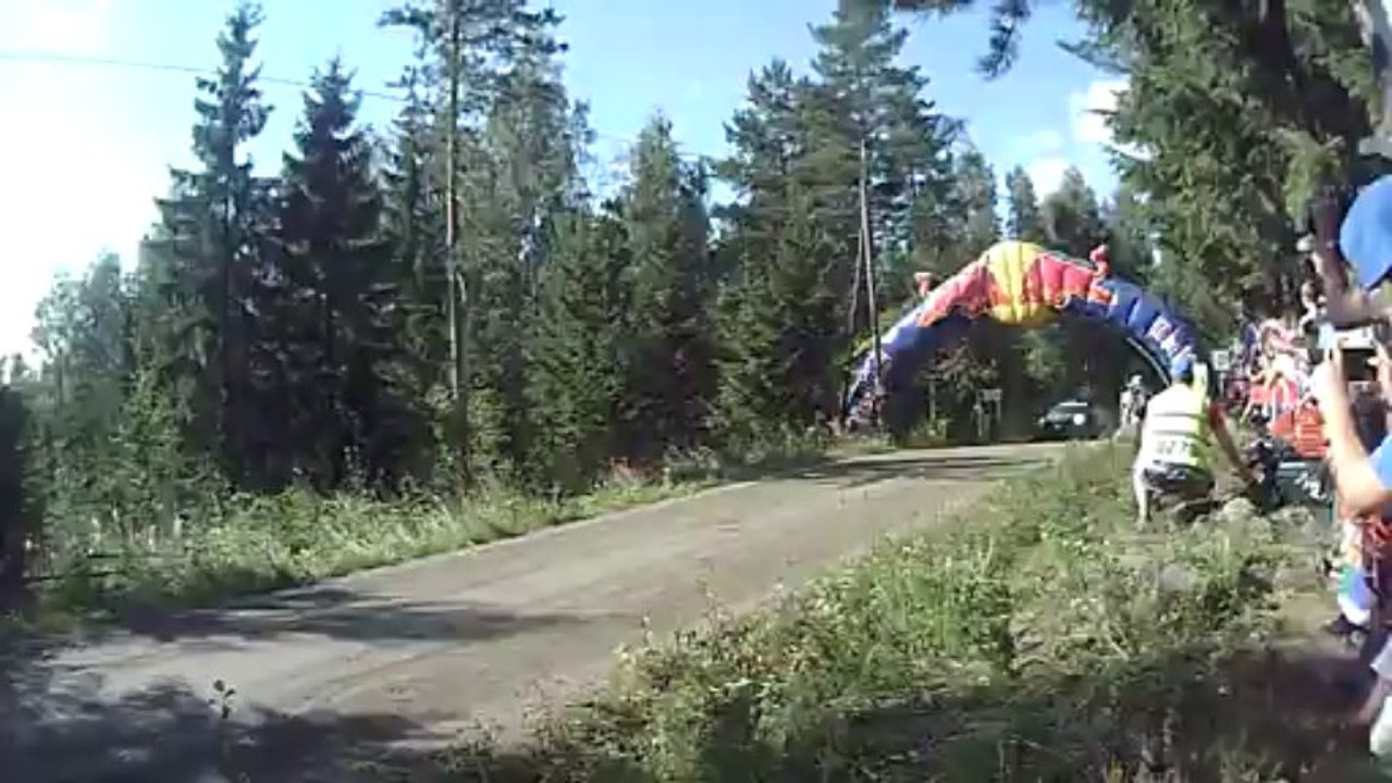 Joli et long saut en rallye
