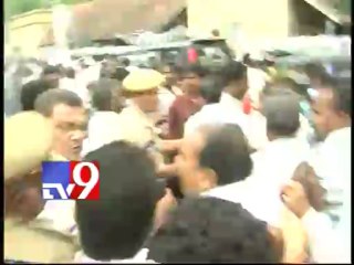 Minister Ahmadullah driven back by Samaikhyandhra activists in Kadapa