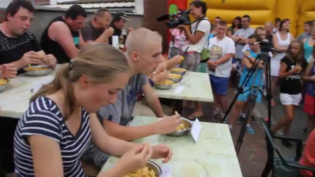 Concours du plus gros mangeurs de frites de COMINES
