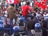 Akillere Bursa'da şok! Gazi akil insanlara protez bacağını fırlattı