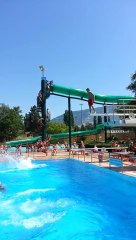 Marie, Tom et Luca à la piscine
