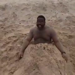 Un zombie à la plage... Comme the Walking Dead!!