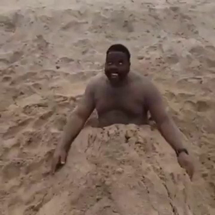 Zombie on the beach - The Walking Dead Funny Parody!!