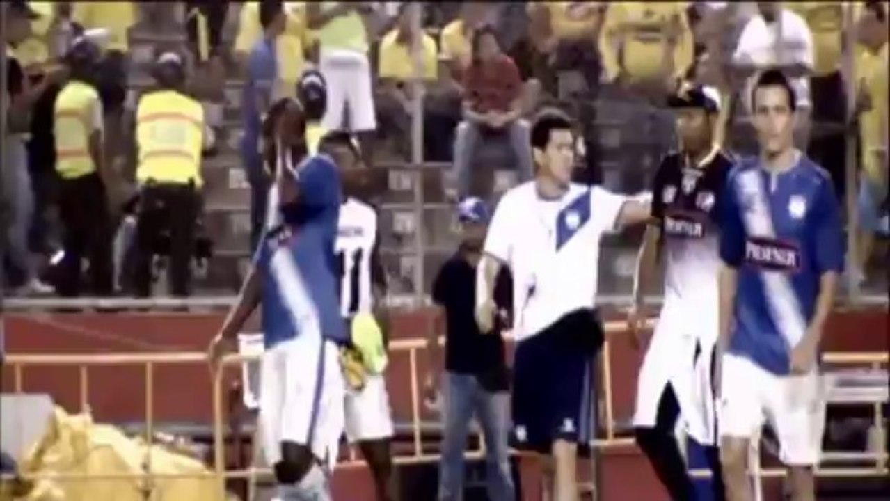 Ecuador: unfassbar! barcelona-kapitän schlägt gegner ins gesicht