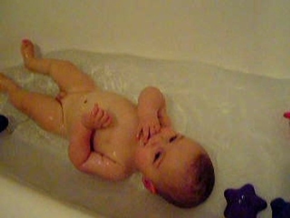 Kyllou au bain se retourne