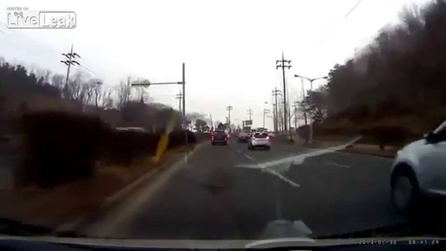 Accident de voiture énorme : SURPRISE! Un 4x4 surgit de nulle part!