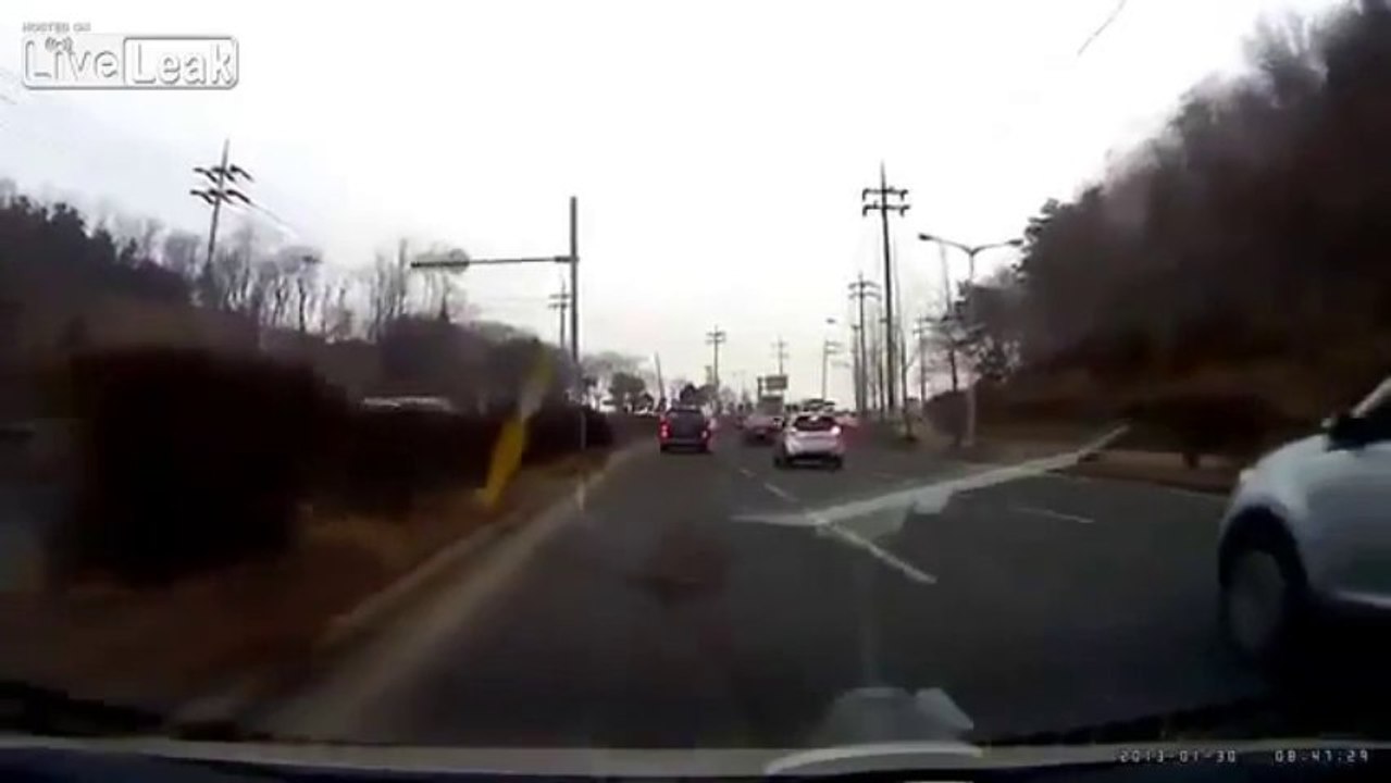 Accident de voiture énorme : SURPRISE! Un 4x4 surgit de nulle part!