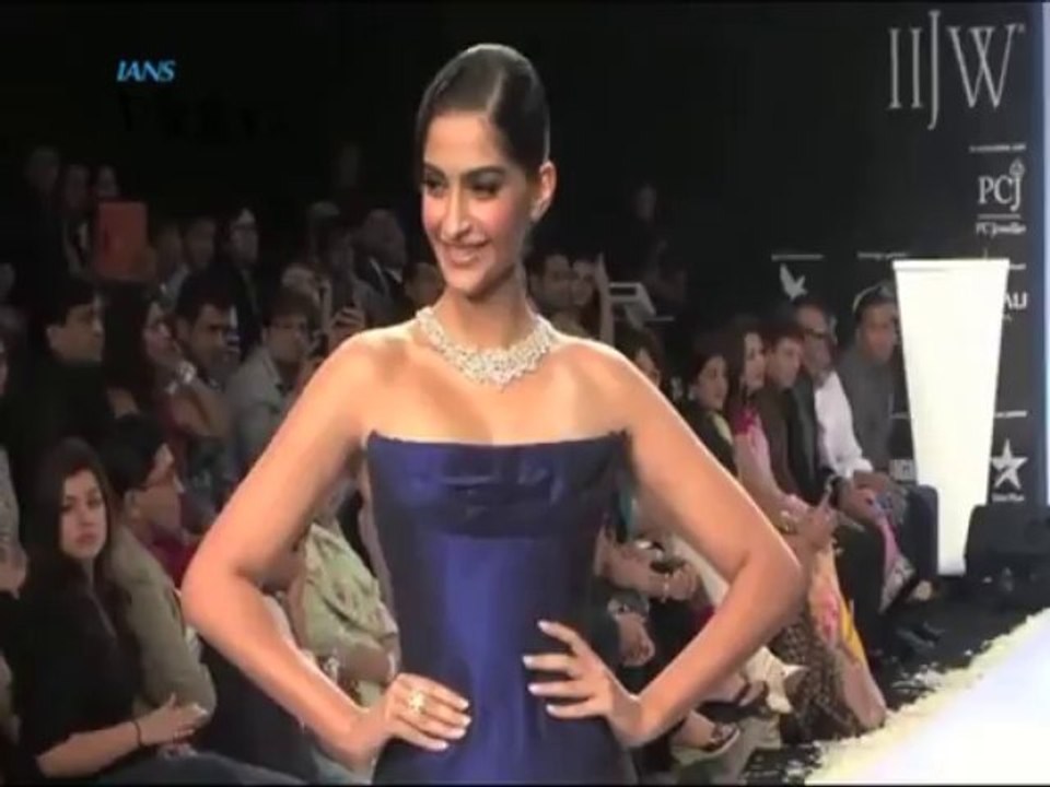 Sonam inaugrates IIJW 2013