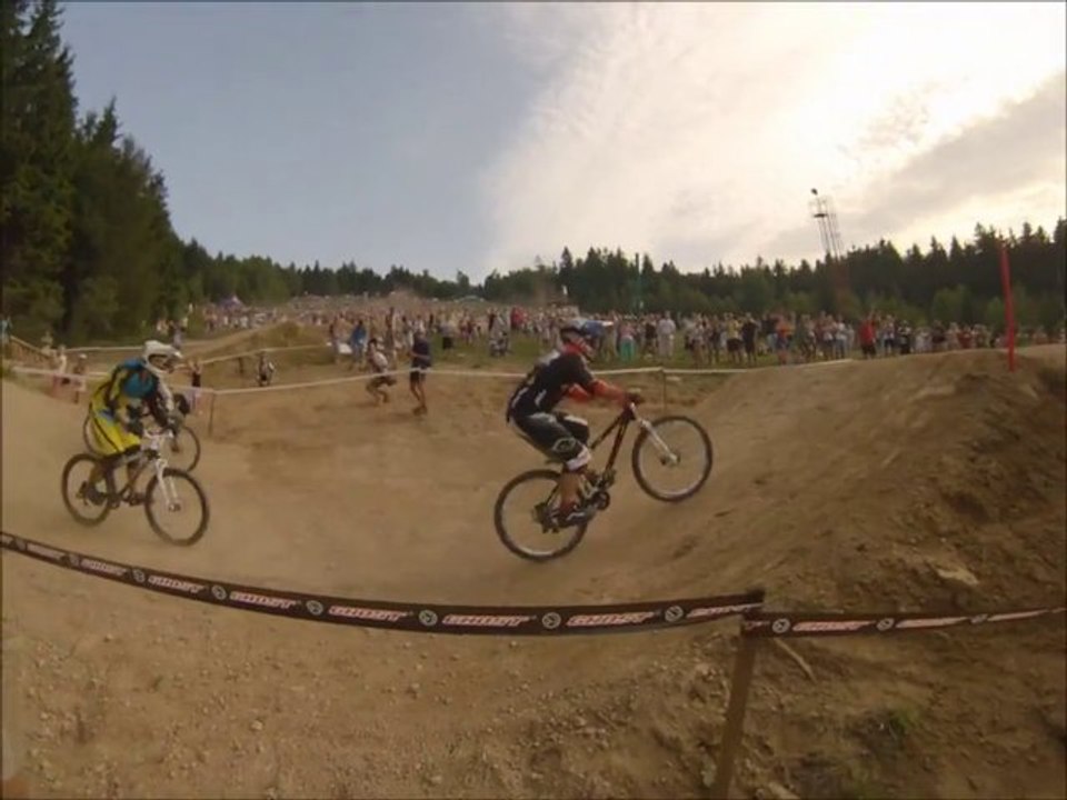 Dépasser sur un wallride en VTT pendant une course comme un boss