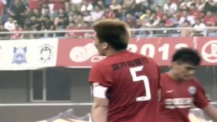 Piękny gol Yanga. Szkoda, że samobójczy...