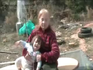 Primeros pasos de Valeria y perros del chalet con mama