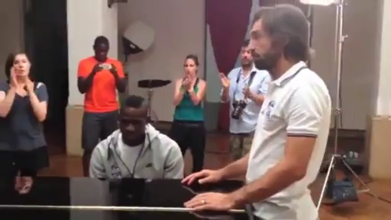 Balotelli'nin Piyano Çalması