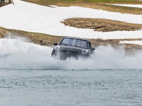 Guerlain Chicherit roule sur l'eau en Mini Countryman