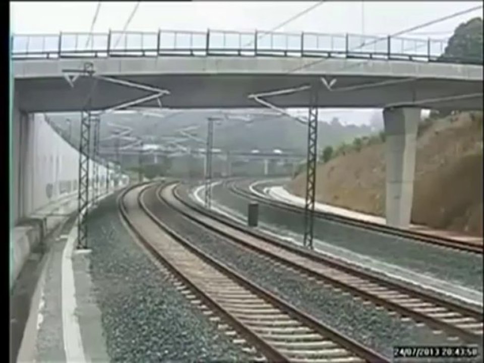 Le déraillement du train en Espagne filmé par une caméra de surveillance