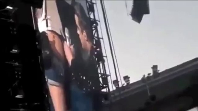 Robbie Williams signe et embrasse les fesses d'une fan