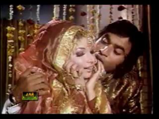 Mehdi Hassan phoolon ko dekh dekh kay sharma rahay hain aap