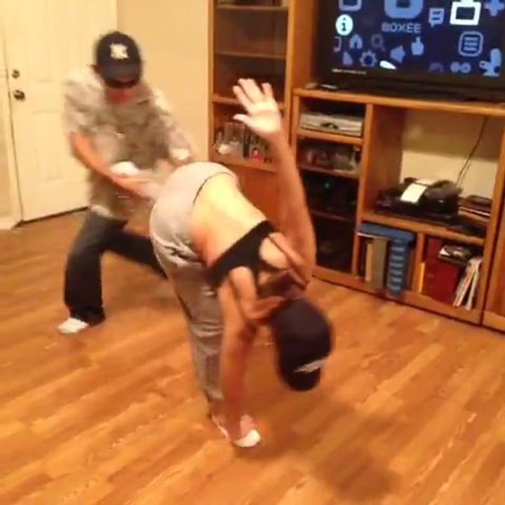 Grosse tentative d'imitation d'un danseur... HUM.. Trop drôle!!