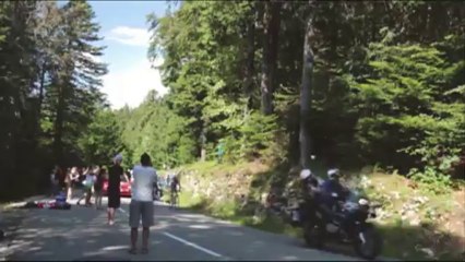 下载视频: Il saute au-dessus du peloton en VTT