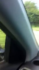 Agentes de trânsito ajudam mulher a trocar pneu em Manaus