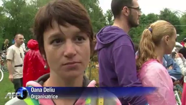 Roumanie: promotion du vélo en jupe et talons hauts