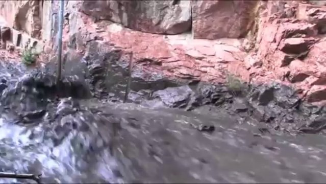 Il navigue sur une coulée de boue à bord de sa voiture