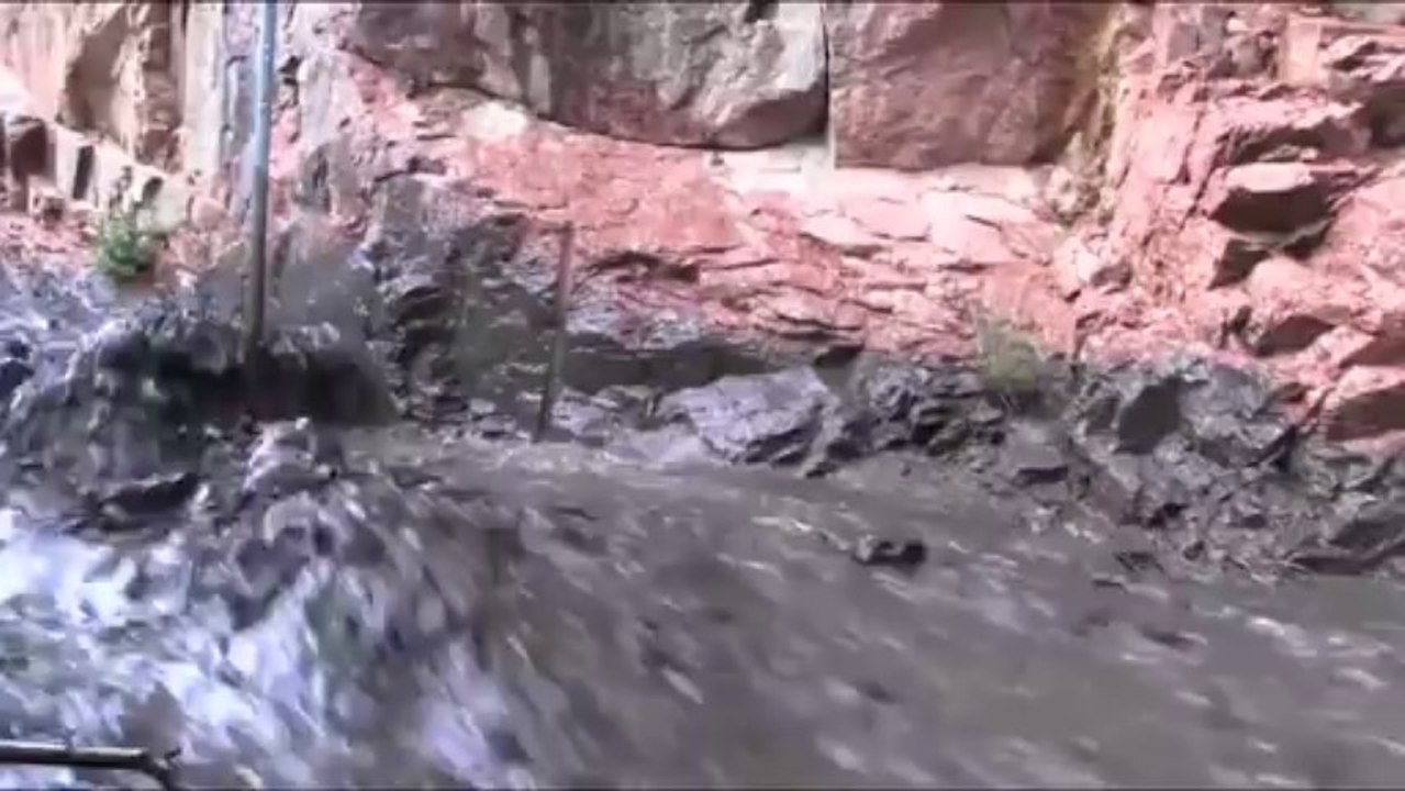 Il navigue sur une coulée de boue à bord de sa voiture